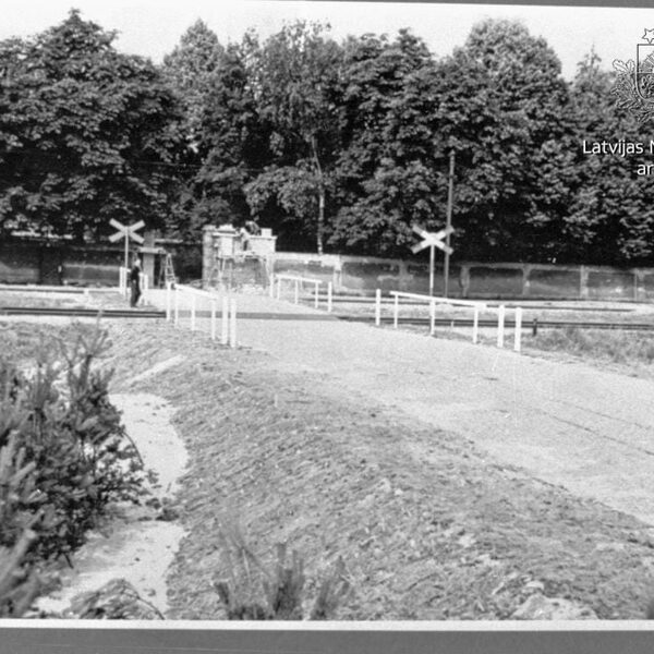 Dzelceļa pārbrauktuve Viestura prospektā - 1937. gads