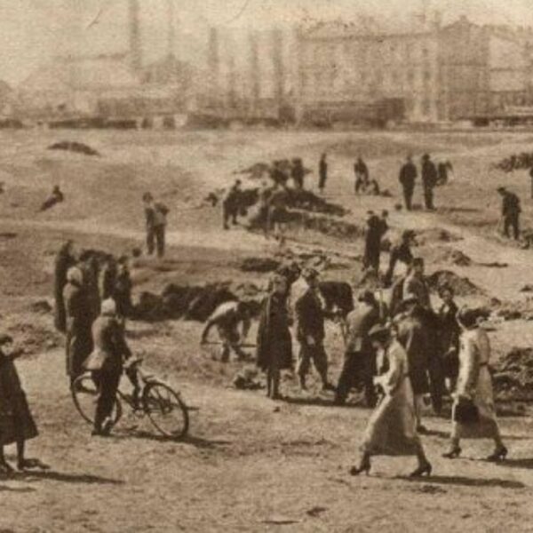 Bērzu stādīšana iepretim Sarkandaugavas dzelzceļa stacijai - 1937. gads