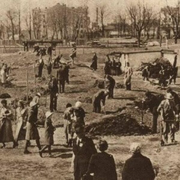 Bērzu stādīšana iepretim Sarkandaugavas dzelzceļa stacijai - 1937. gads