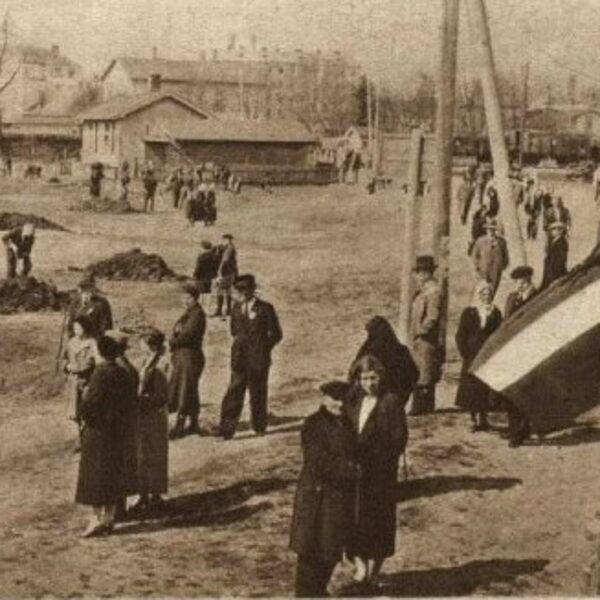 Bērzu stādīšana iepretim Sarkandaugavas dzelzceļa stacijai - 1937. gads