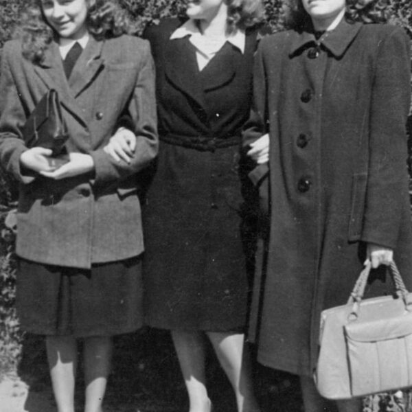 Dzidra Lazdovska (pirmā no kreisās) ar draudzenēm Sarkandaugavas pagalmā | 10.05.1950.