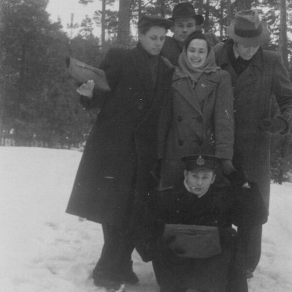 Lūcija Talle (dzim. Klauģe) ar pielūdzējiem | 1950tie