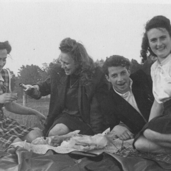 Sarkandaugavas jaunieši (no kreisās – Lūcija, Dzidra, Ausma) piknikā | 1950tie