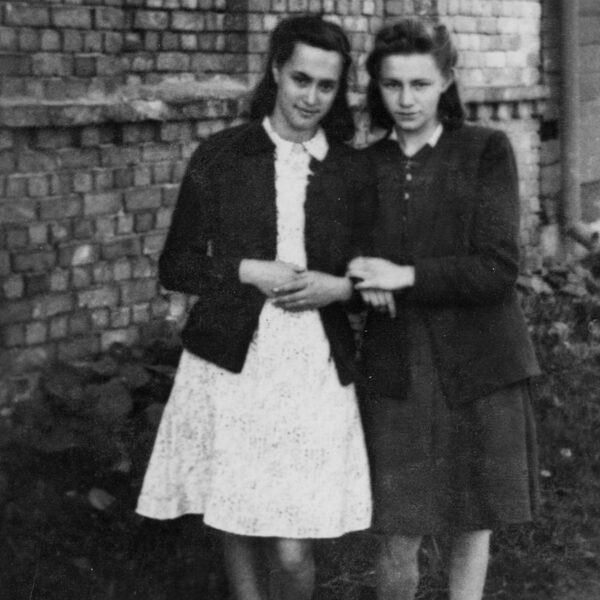 Draudzenes uz mūžu Lūcija un Dzidra (no kreisās) pie skolas Sīmaņa ielā 14 | 1940tie 