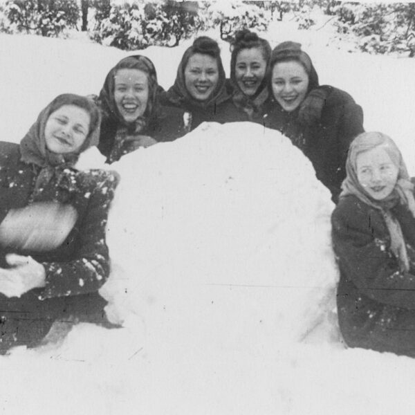 Sarkandaugavas meitenes bauda ziemas priekus | 1950tie