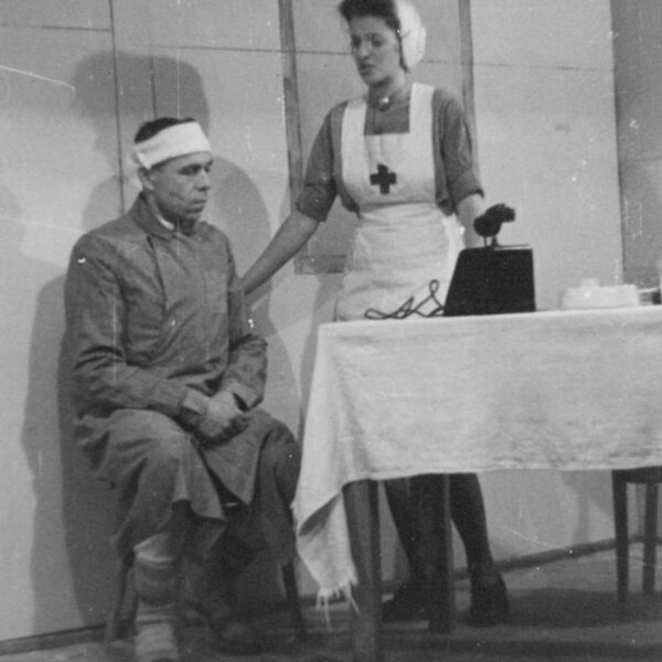 Miķelsona finiera fabrikas darbinieki piedalās pašdarbības teātra izrādē