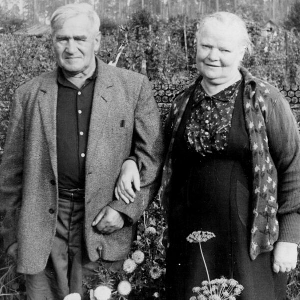 Sīmaņa ielas iedzīvotāji Aleksandrs un Lūcija Aleksandroviči Visbijas prospekta dārziņā | 