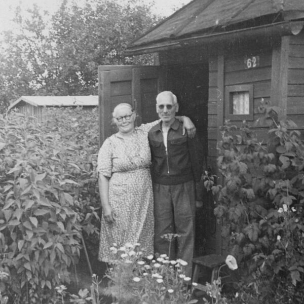Katrīna un Jānis Bērzkalni Visbijas prospekta dārziņā | 1970tie