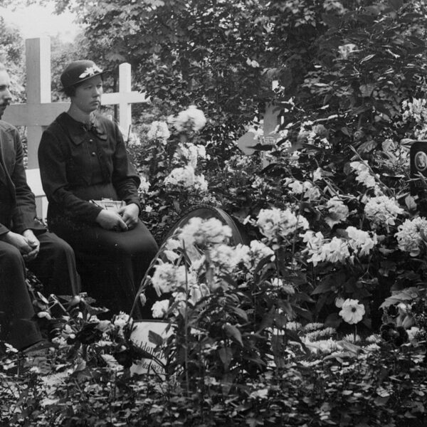 Jānis un Katrīna Bērzkalni pie dēla Voldemāra kapa | Foto: Ž. Mangals Tilta ielā 2/4