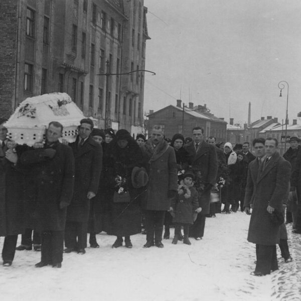 Voldemāra Bērzkalna (dzim. 03.03.1924.) bēres Sarkandaugavas ielas sākumā | 01.1936.