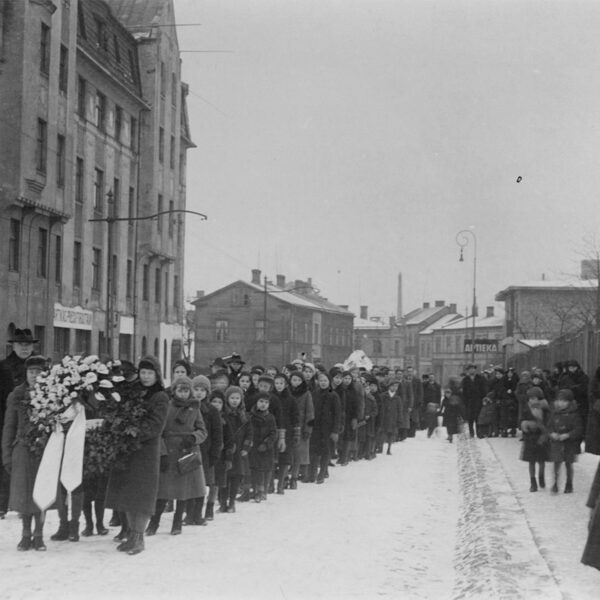 Voldemāra Bērzkalna (dzim. 03.03.1924.) bēres Sarkandaugavas ielas sākumā | 01.1936.