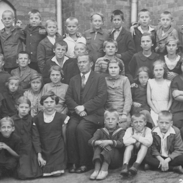 Voldemārs Bērzkalns (3. rindā otrais no kreisās) 2. klasē 21. pamatskolā Patversmes ielā 2