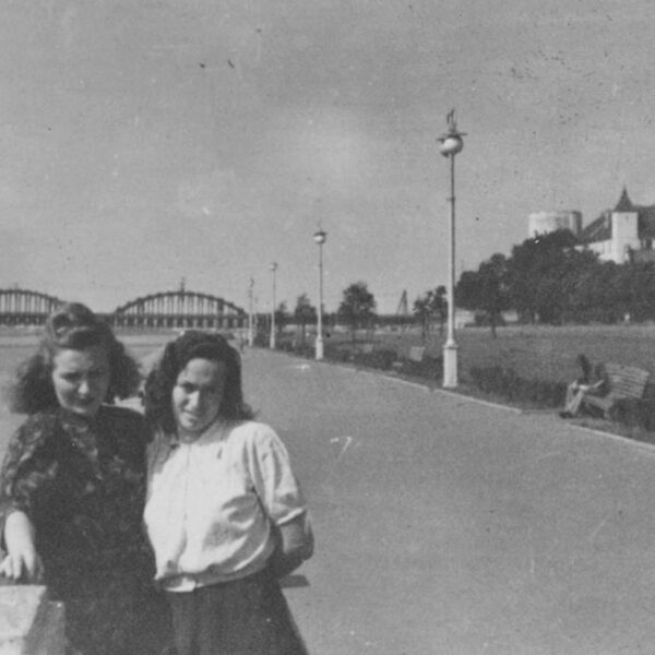 Dzidra Priedniece un Lūcija Klauģe Rīgas krastmalā | 1950tie