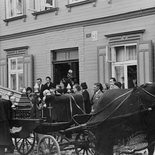 Alekša ielas 5 iedzīvotājas Gulbja kundzes bēres