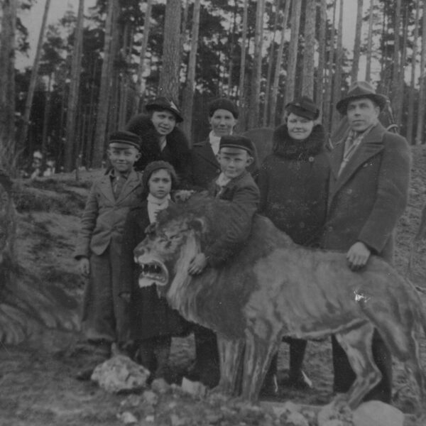 Lūcija Klauģe (mazā meitene) ar ģimeni | 1930to beigas