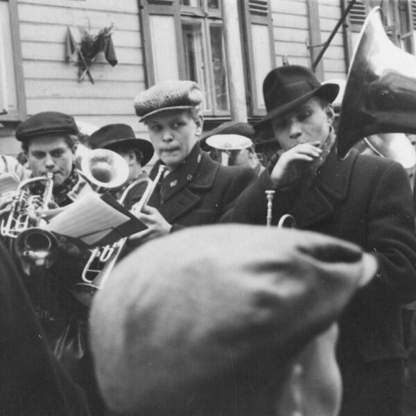 Pēteris Klauģis muzicē ar pūtēju orķestri (pirmais no labās)