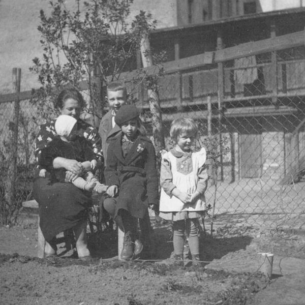 Lūcija Klauģe (vidū) Alekša ielas 5 pagalmā | 1930to beigas