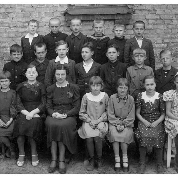 Sīmaņa iela 14 | Ap 1940. | 1. rindā 2. no labās - Lūcija Klauģe