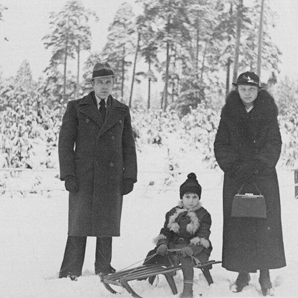Sarkandaugavieši Pēteris un Marta Klauģi ar meitiņu Lūciju Mežaparkā | 1936.