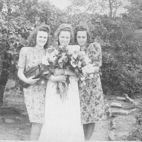 Kādā Sarkandaugavas pagalmā | No labās: Lūcija Klauģe un Dzidra Priedniece | Ap 1948.