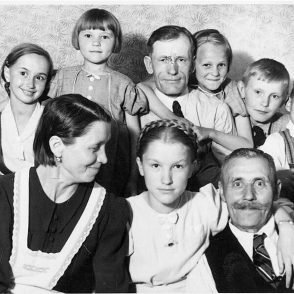 1. rindā no labās - strēlnieks Jānis Bērzkalns | 1930. gadu beigas