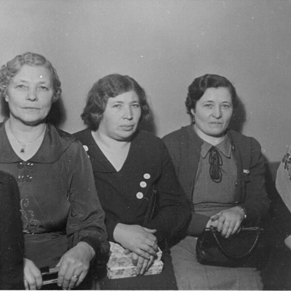 Sarkandaugavietes pasākumā: Katrīna Bērzkalne (1. no labās) | 1930. gadu beigas