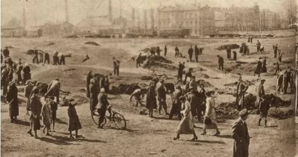 Bērzu stādīšana iepretim Sarkandaugavas dzelzceļa stacijai - 1937. gads