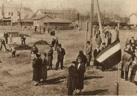 Bērzu stādīšana iepretim Sarkandaugavas dzelzceļa stacijai - 1937. gads