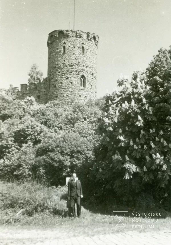 Mākslīgas pilsdrupas Ulmaņa parkā - 1937. gads