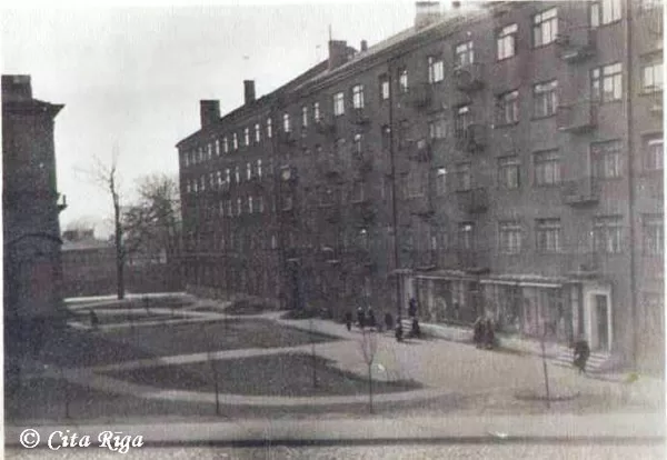Skats uz Sarkandaugavas bibliotēku no Sarkandaugavas ielas - 1960. gadi