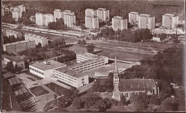 Skats uz Rīgas 79. vidusskolu (šobrīd - Rīgas Broces licejs) un Viestura prospektu - 1979.