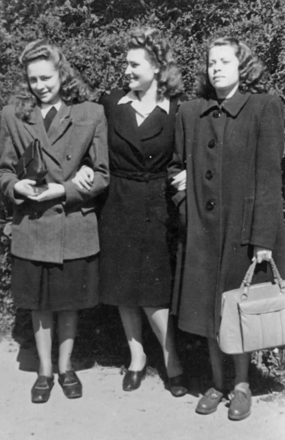 Dzidra Lazdovska (pirmā no kreisās) ar draudzenēm Sarkandaugavas pagalmā | 10.05.1950.