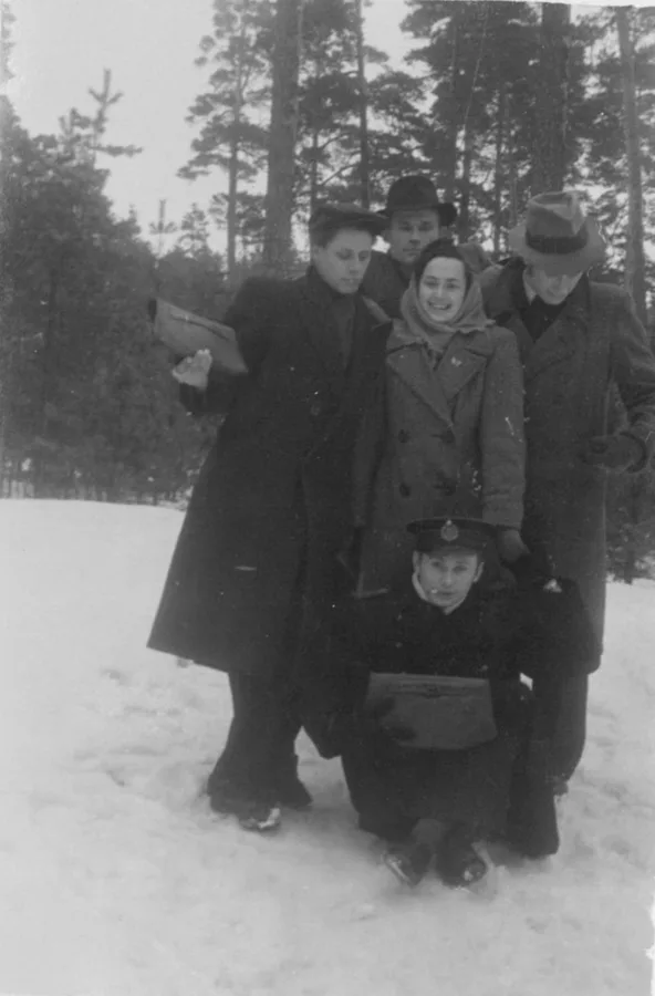 Lūcija Talle (dzim. Klauģe) ar pielūdzējiem | 1950tie