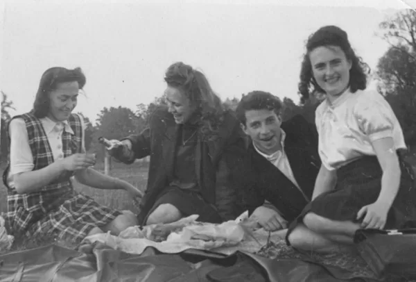 Sarkandaugavas jaunieši (no kreisās – Lūcija, Dzidra, Ausma) piknikā | 1950tie