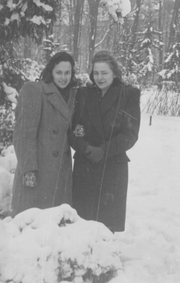 Draudzenes uz mūžu Lūcija un Dzidra (no kreisās) | 09.01.1951.
