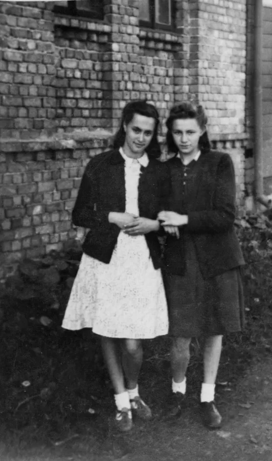 Draudzenes uz mūžu Lūcija un Dzidra (no kreisās) pie skolas Sīmaņa ielā 14 | 1940tie 
