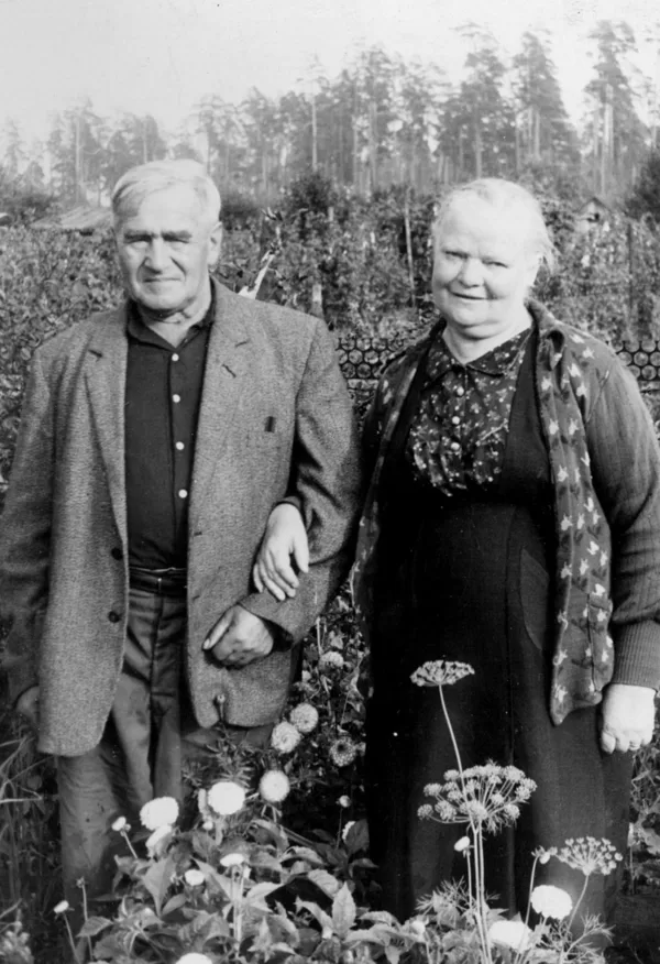 Sīmaņa ielas iedzīvotāji Aleksandrs un Lūcija Aleksandroviči Visbijas prospekta dārziņā | 