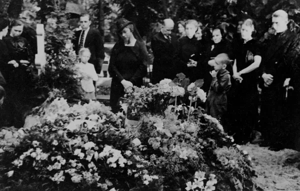 Alekša ielas mājas saimnieka Jaunzema bēres | 1941.