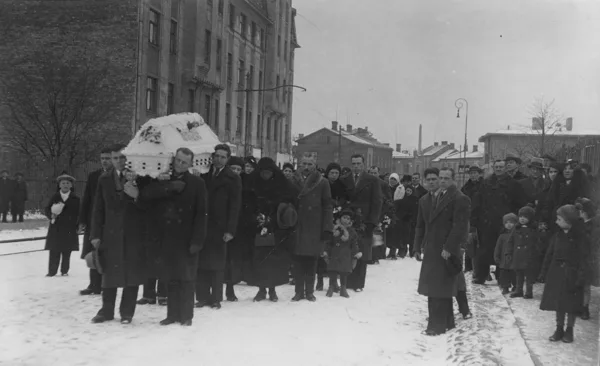 Voldemāra Bērzkalna (dzim. 03.03.1924.) bēres Sarkandaugavas ielas sākumā | 01.1936.