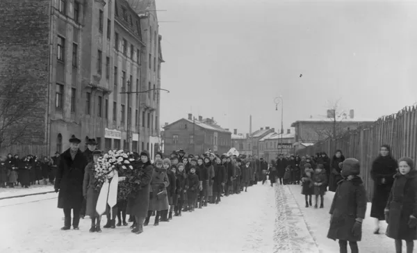 Voldemāra Bērzkalna (dzim. 03.03.1924.) bēres Sarkandaugavas ielas sākumā | 01.1936.