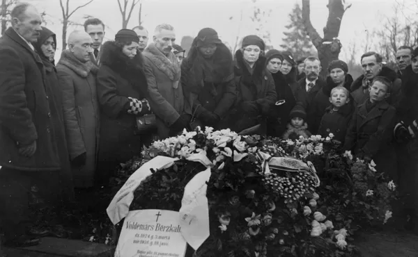 Voldemāra Bērzkalna (dzim. 03.03.1924.) bēres Sarkandaugavas Kalna kapos | 01.1936.