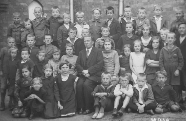 Voldemārs Bērzkalns (3. rindā otrais no kreisās) 2. klasē 21. pamatskolā Patversmes ielā 2