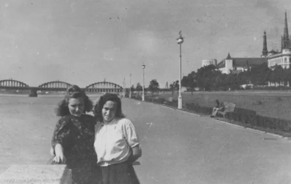 Dzidra Priedniece un Lūcija Klauģe Rīgas krastmalā | 1950tie