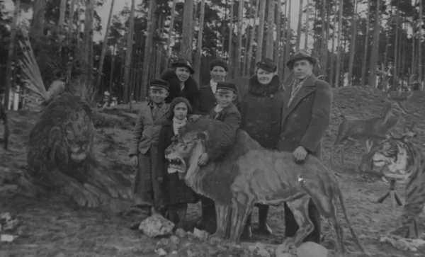 Lūcija Klauģe (mazā meitene) ar ģimeni | 1930to beigas