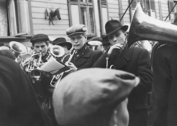 Pēteris Klauģis muzicē ar pūtēju orķestri (pirmais no labās)