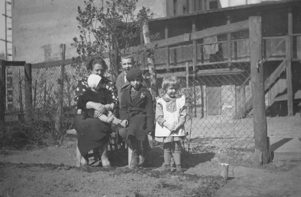 Lūcija Klauģe (vidū) Alekša ielas 5 pagalmā | 1930to beigas