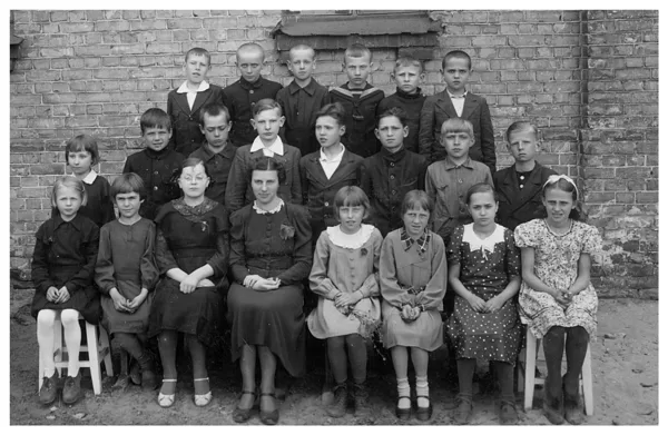 Sīmaņa iela 14 | Ap 1940. | 1. rindā 2. no labās - Lūcija Klauģe