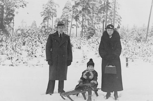 Sarkandaugavieši Pēteris un Marta Klauģi ar meitiņu Lūciju Mežaparkā | 1936.