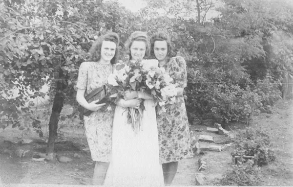 Kādā Sarkandaugavas pagalmā | No labās: Lūcija Klauģe un Dzidra Priedniece | Ap 1948.