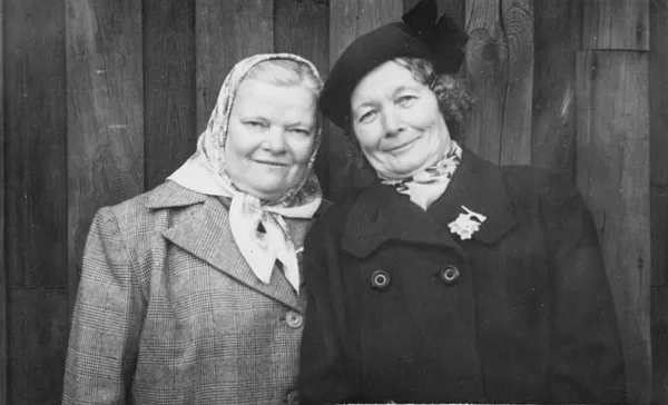 Sarkandaugavietes māsas Katrīna Bērzkalne (no labās) un Lūcija Aleksandroviča | 1950. gadi